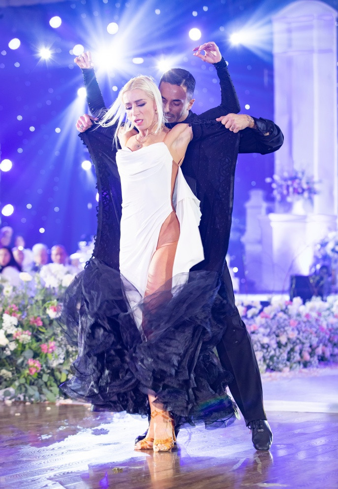 Đôi vũ công Gabriele Goffredo & Anna Matus từng vô địch giải dancesport thế giới thu hút sự chú ý với những bước nhảy uyển chuyển, điêu luyện. 