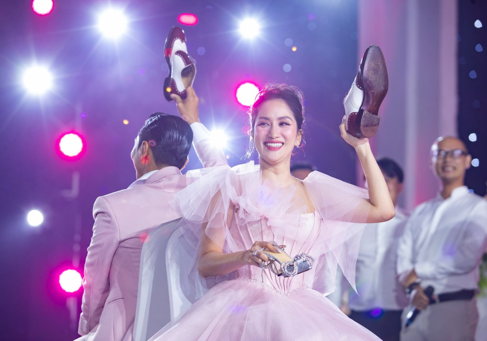 Đôi vợ chồng cùng tham gia trò chơi trong tiệc cưới. Khánh Thi - Phan Hiển gắn bó bên nhau 13 năm và có hai con: Kubi (bảy tuổi), Anna (bốn tuổi). Trước khi hái quả ngọt, cả hai gặp nhiều sóng gió dư luận khi công khai tình cảm do khoảng cách tuổi tác.