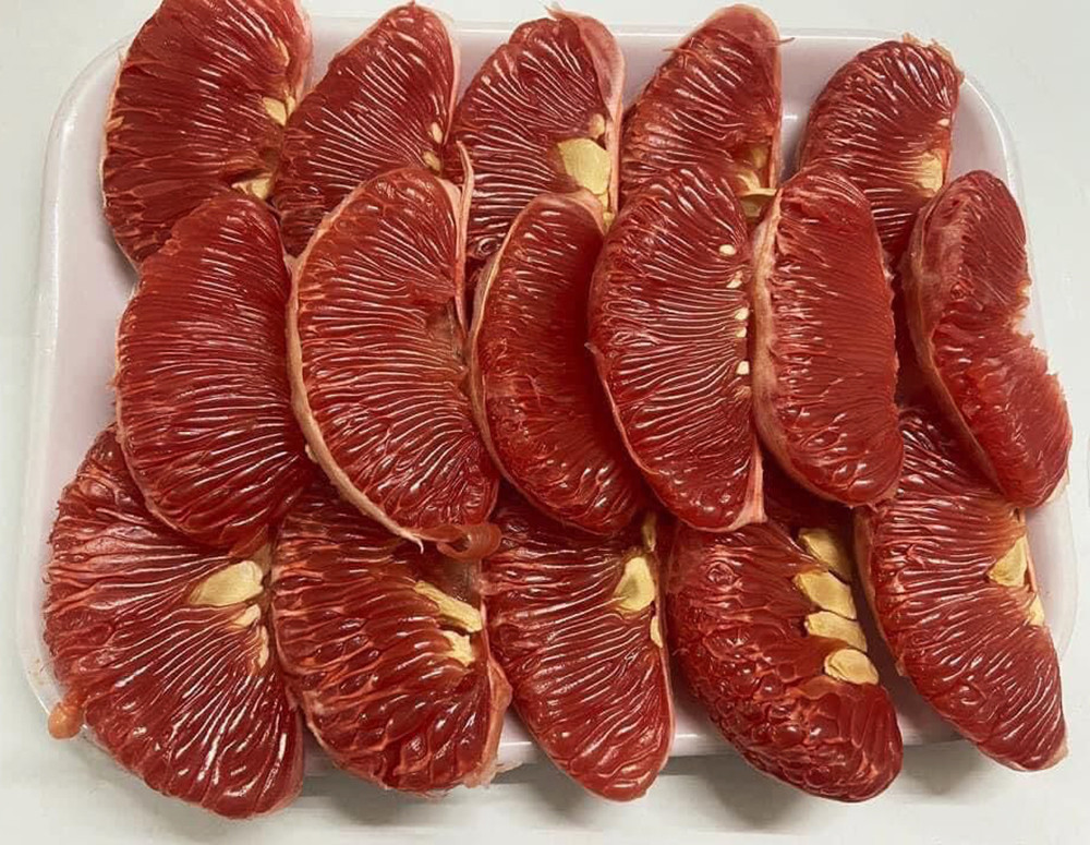 Phần tép bưởi cũng rất đỏ và ngọt nên được người tiêu dùng chuộng mua (Ảnh: NVCC)