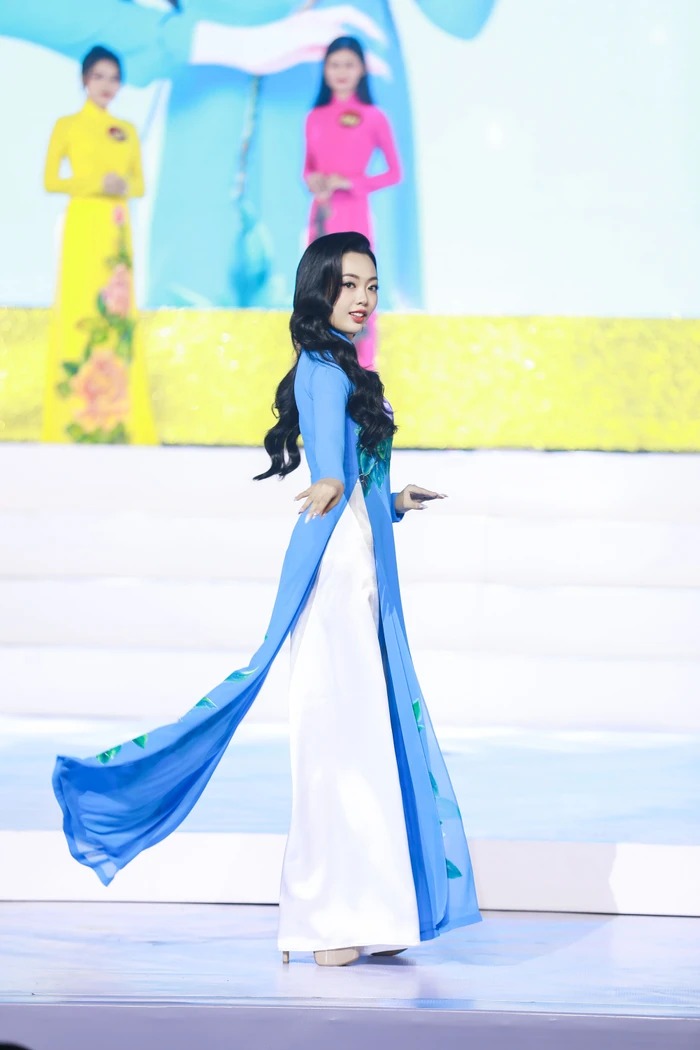 Ngọc Khánh khoe nhan sắc rạng rỡ, duyên dáng khi diện trang phục áo dài