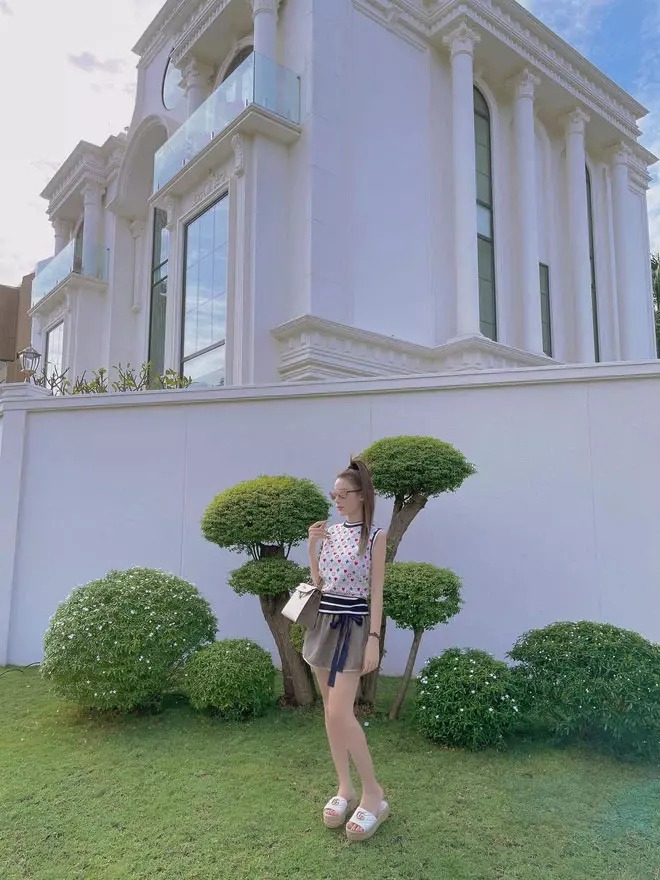 Chỉ cần dạo một vòng quanh ngôi nhà, bà mẹ 2 con cho ra lò cả tá hình sống ảo chất lừ.