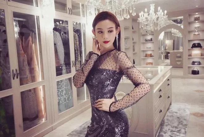 Phòng thay đồ của hot mom có kém gì các cửa hàng thời trang đâu chứ. Nhìn tủ váy hiệu, túi hiệu, nhiều người bày tỏ choáng ngợp.