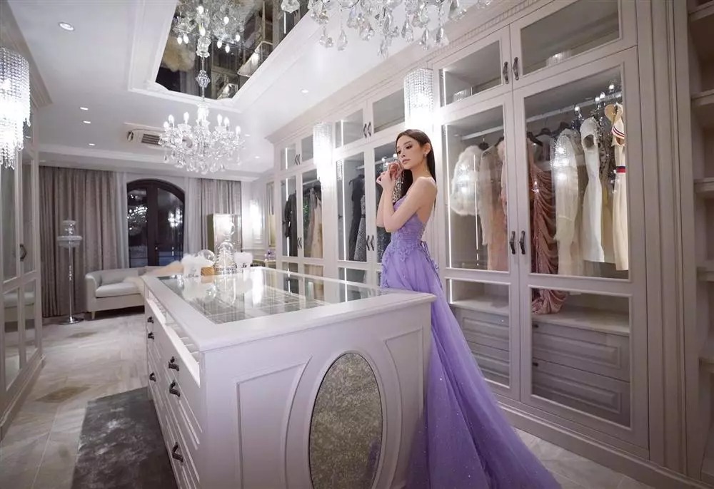 Những bộ trang phục yêu thích được cựu hot girl cất cẩn thận trong tủ.