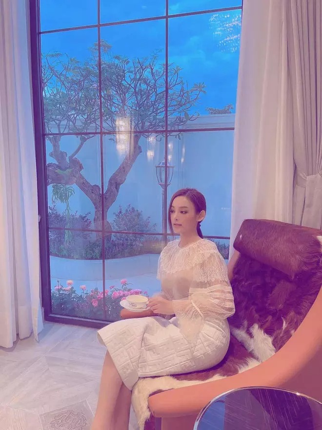 Khu vực ngồi nghỉ ngơi, uống trà của bà xã doanh nhân Quang Huy cũng cực kỳ sang chảnh.