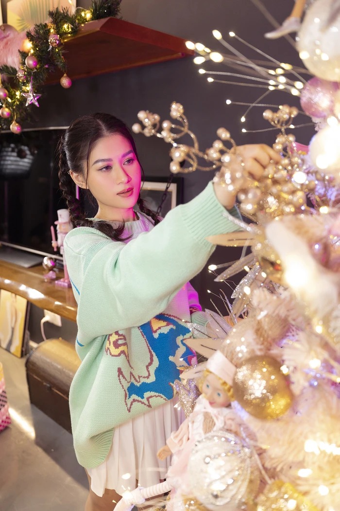 Người đẹp tạo dáng bên cây thông