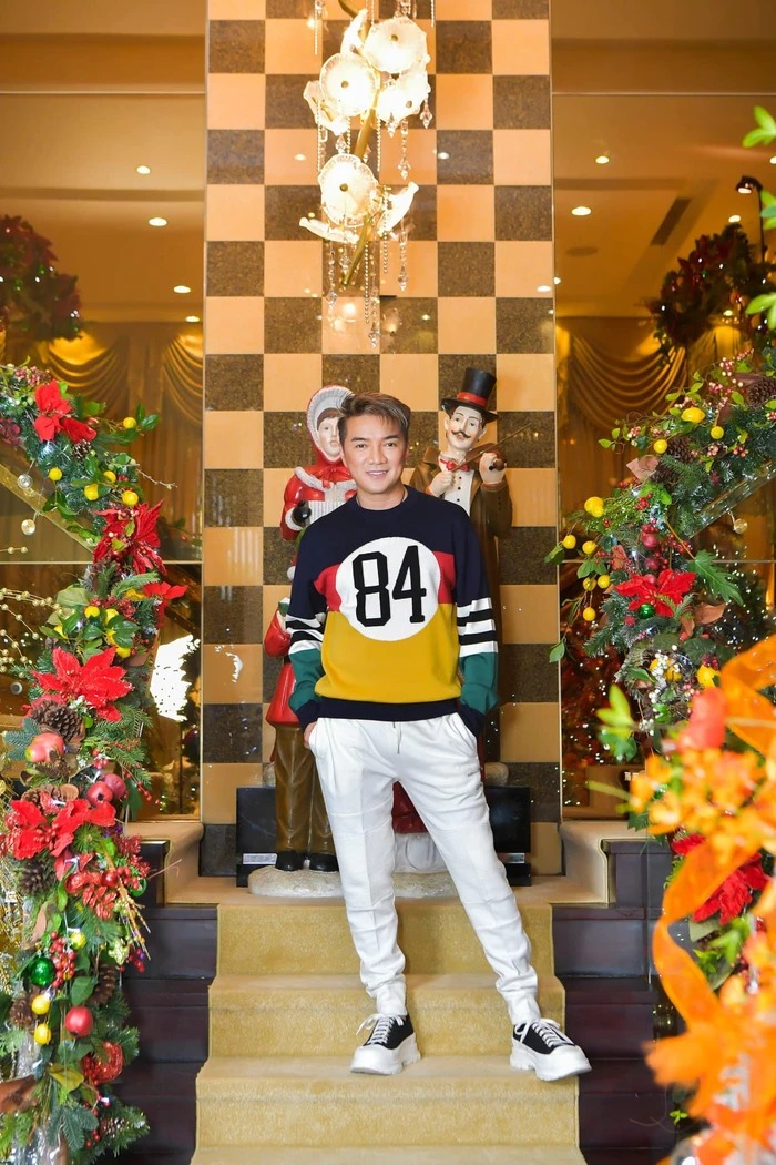 Các năm trước Đàm Vĩnh Hưng sẽ mở cửa tự do để khách tham quan, chụp hình lưu niệm. Những hôm ở nhà, anh sẵn sàng ra chụp hình cùng người hâm mộ. 