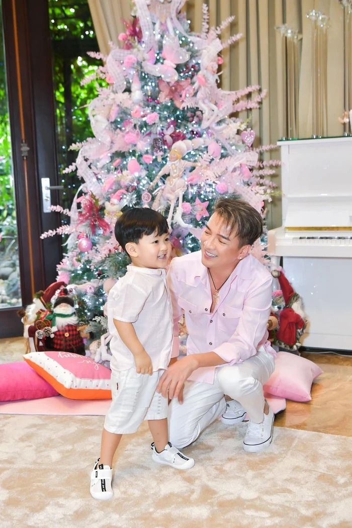 Đàm Vĩnh Hưng vui vẻ chụp ảnh bên cây thông cùng quý tử Polo Huỳnh