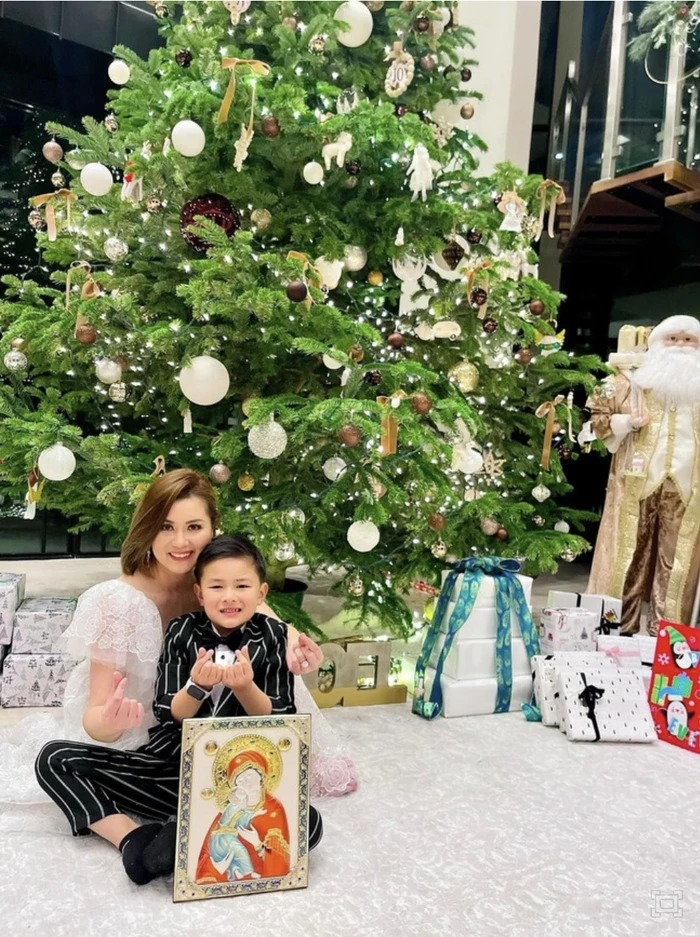 Giáng sinh của doanh nhân Thủy Tiên - vợ cũ Đan Trường bên con trai Thiên Từ