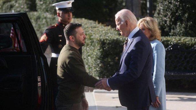 Tổng thống Mỹ Joe Biden (phải) tiếp Tổng thống Ukraine Volodymyr Zelensky tại Nhà Trắng - Ảnh: REUTERS