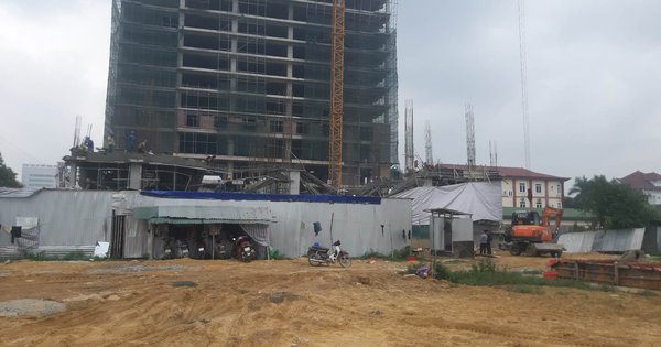 Giàn giáo trung tâm thương mại bất ngờ đổ sập (trung tâm thương mại là công trình thấp hơn, cạnh công trình cao tầng).