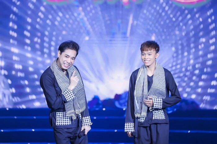 Hồ Văn Cường ngày một trưởng thành dưới sự dìu dắt của danh ca Ngọc Sơn.