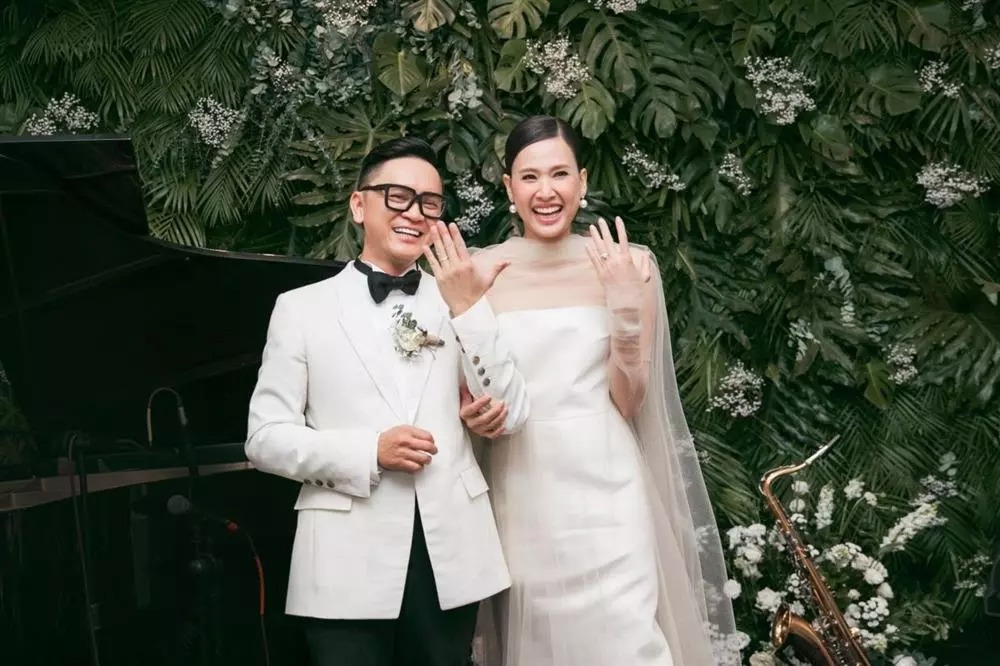 Ngày 12/12, hoa hậu Dương Mỹ Linh tổ chức đám cưới với bạn trai doanh nhân. Ngày vui của Dương Mỹ Linh có sự tham gia của khoảng 60 khách mời, gồm người thân, bạn bè, đồng nghiệp thân thiết nhất của cặp đôi.