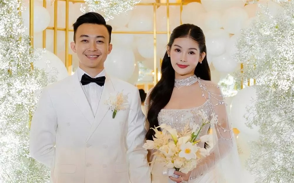 Ngày 18/11, đám cưới của Lê Âu Ngân Anh và MC Phan Tô Ny diễn ra tại một khách sạn sang trọng ở TP.HCM. Hôn lễ được tổ chức riêng tư, với sự tham gia của người thân trong gia đình và số ít bạn bè, đồng nghiệp. Không gian lễ cưới của người đẹp 9X được trang hoàng tỉ mỉ với nhiều bóng bay, hoa baby trắng...