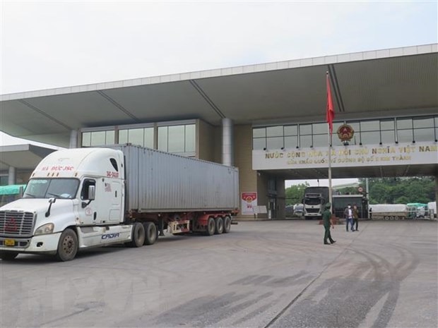 Xe hàng xuất khẩu của Việt Nam sang Trung Quốc qua cửa khẩu Lào Cai. (Ảnh: Hồng Ninh/TTXVN)