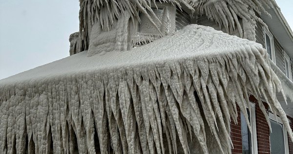 Một nhà hàng bị bao phủ trong lớp băng cạnh hồ Erie trong cơn bão mùa đông đổ bộ vùng Buffalo ở Hamburg, New York - Mỹ hôm 24-12 Ảnh: REUTERS