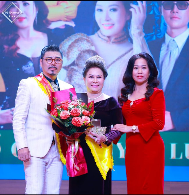 Nhà thơ Tống Thu Ngân (giữa).
