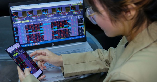 Thị trường chứng khoán ngày 26-12 sụt giảm mạnh khiến nhà đầu tư lo lắng. Ảnh: Hoàng Triều