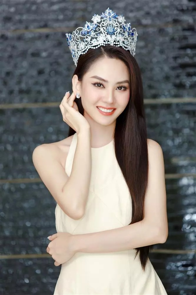 Sắc vóc Mai Phương không phải xuất chúng, dừng ở mức xinh xắn, ưa nhìn. Theo BTC Miss World Vietnam 2022, tân hoa hậu cao 1m70, số đo ba vòng 82 - 62 - 90.