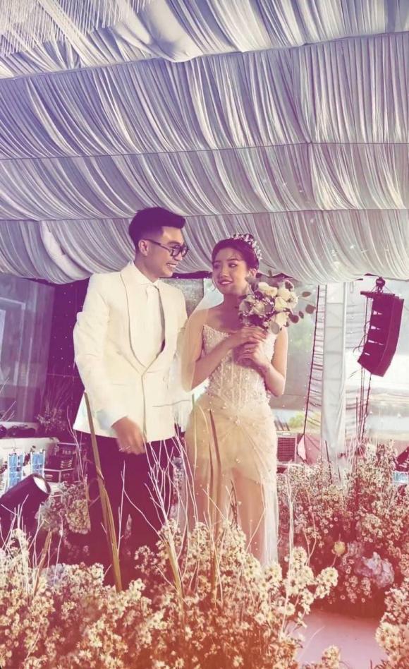 Lê Thị Khánh Huyền là nàng hot girl TikTok sở hữu hàng triệu người theo dõi với nhan sắc quyến rũ. Còn Duy Nhỏ là thiếu gia có cuộc sống giàu sang, chơi thân với nhiều streamer đình đám. Duy Nhỏ còn được biết đến nhiều hơn sau khi chia tay bạn gái cũ Linh Ngọc Đàm.