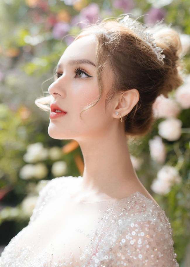 Trước đó hot girl Xoài Non là cái tên nổi tiếng MXH khi lấy chồng đại gia ở tuổi còn quá trẻ, được biết khi cô đến thời điểm đủ tuổi lấy chồng thì Xemesis đã nhanh chóng 