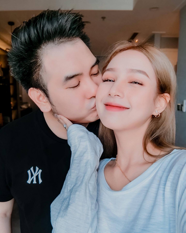 Lễ cưới của gái xinh Sài thành trở thành tâm điểm chú ý của mạng xã hội với sự hoàng tráng và xa hoa. Cô dâu diện váy cưới 28 tỷ đồng và được rước dâu bằng siêu xe tiền tỷ.