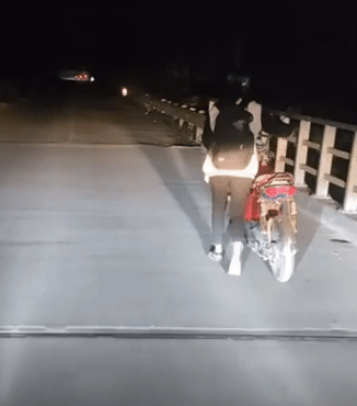 Xe hết điện, nữ sinh đành dắt bộ về nhà trên đoạn đường tối om nhưng 'phép màu' đã xuất hiện sau đó Ảnh 1