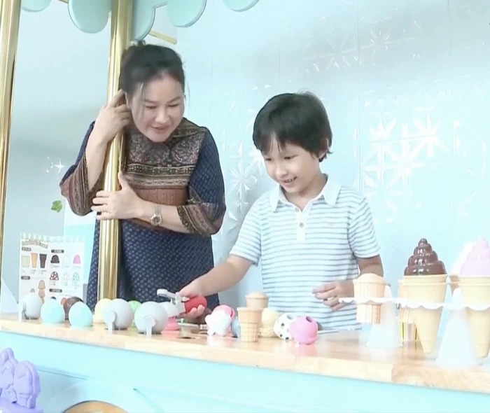 Bà xã diễn viên Quý Bình và con trai trong một buổi tham quan mô hình kinh doanh mới.