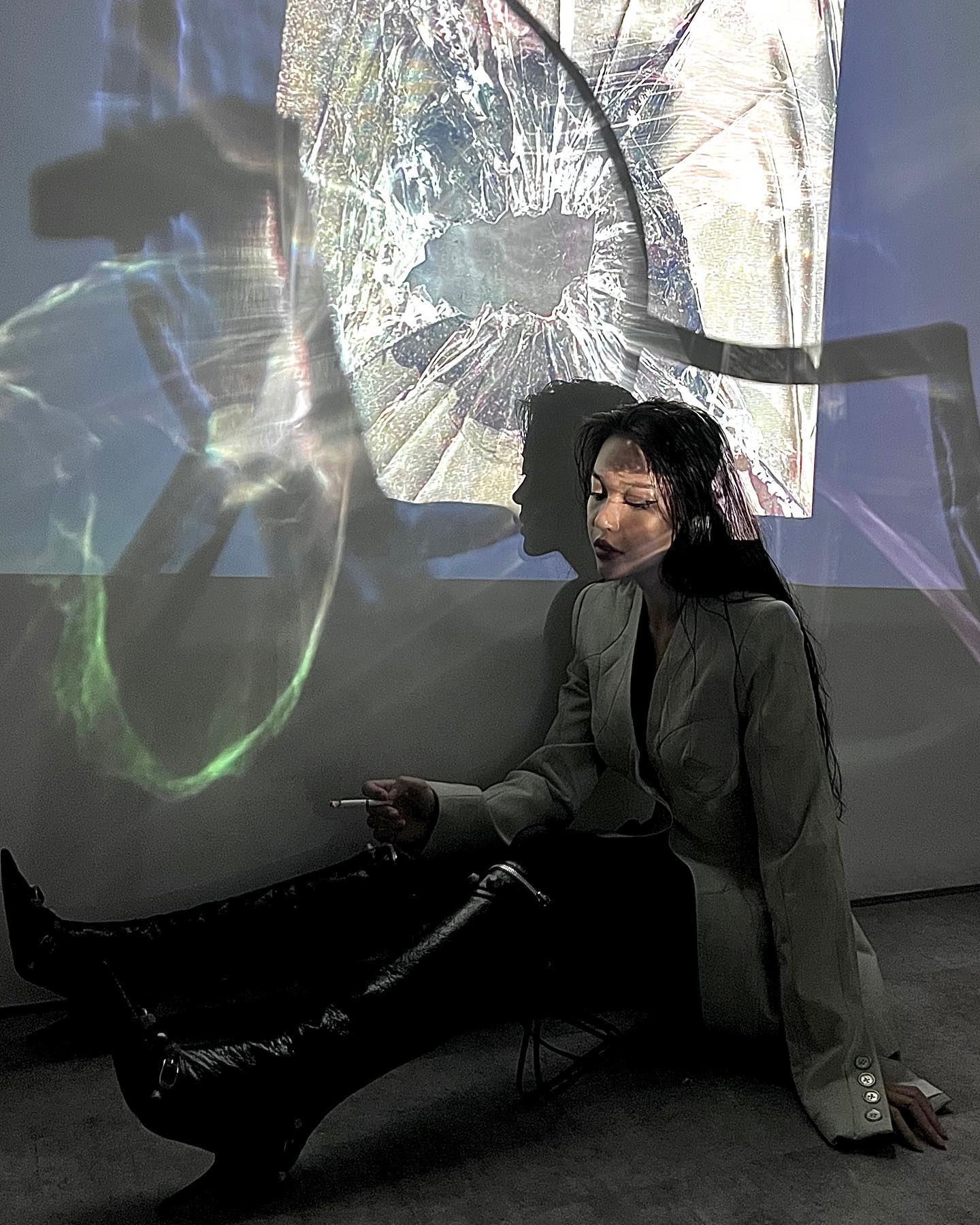 Không chỉ có diễn 1 mình, Linh Ngọc Đàm còn kết hợp với nhiều cái tên nổi danh trong giới fashionista như 