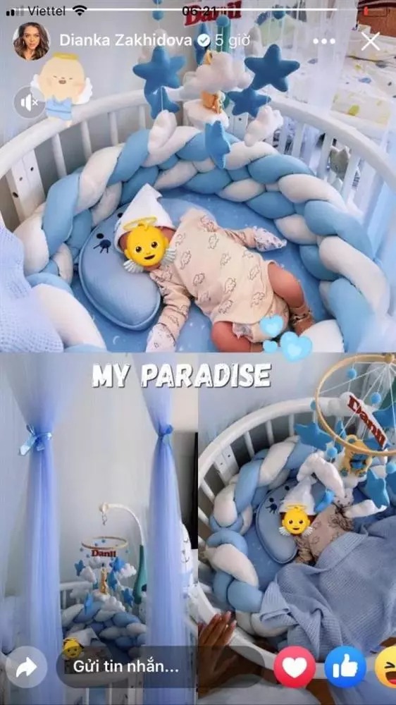 Nơi nằm ngủ của em bé. Toàn bộ chiếc cũi ngủ lấy tông trắng xanh làm chủ đạo. Phía trên cũng được treo rất nhiều đồ chơi. Xung quanh còn trang trí thêm rèm nhìn cực cute. Qua đây có thể thấy cặp đôi chi số tiền không nhỏ để sắm đồ cho em bé vừa chào đời.