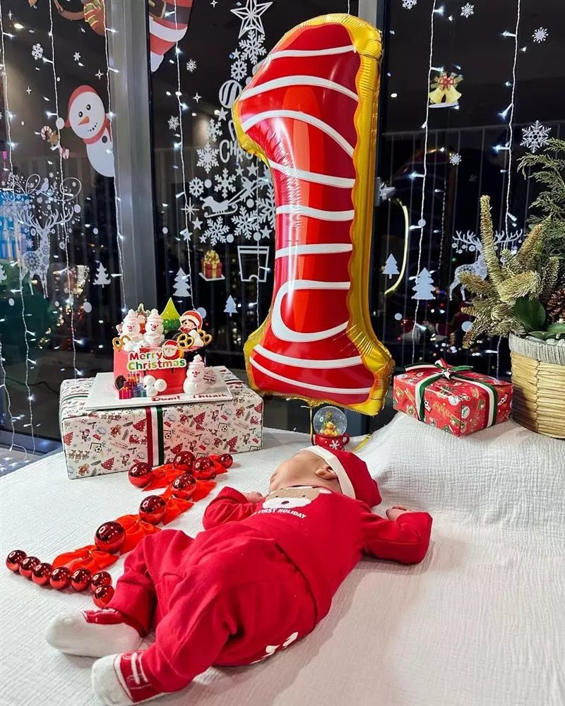 Tiệc đầy tháng của em bé nhà Bùi Tiến Dũng đúng dịp Giáng Sinh nên vợ chồng chàng thủ môn trang trí không gian và lên đồ cho quý tử với màu đỏ nổi bật.