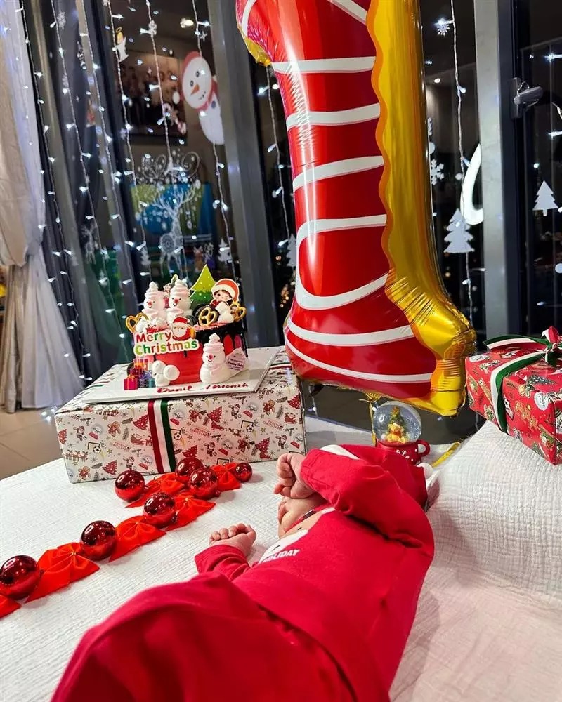 Do kỷ niệm tròn 1 tháng tuổi của con trai đầu lòng đúng Giáng Sinh nên vợ chồng Bùi Tiến Dũng trang trí không gian và lên đồ cho quý tử với màu đỏ nổi bật.