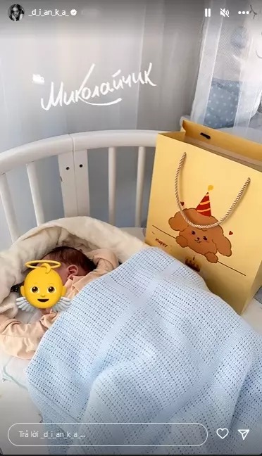 Trước đó, khi Tiến Dũng sang Qatar công tác, anh không quên mua quà về cho con trai.