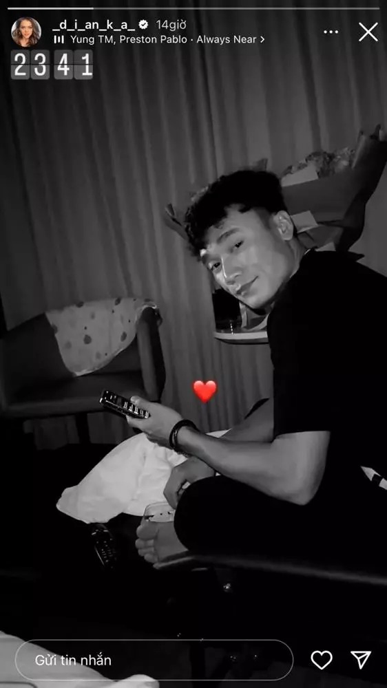 Hình ảnh Tiến Dũng không ngại đêm muộn chăm con để vợ nghỉ ngơi.