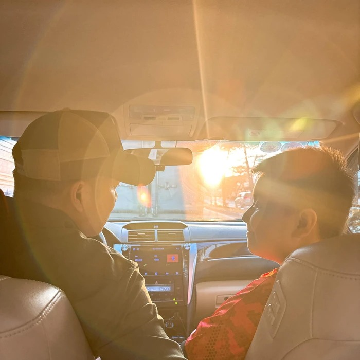 Ánh nắng chiếu vào bên trong xe ô tô càng khiến khoảnh khắc này trở nên vô cùng ngọt ngào