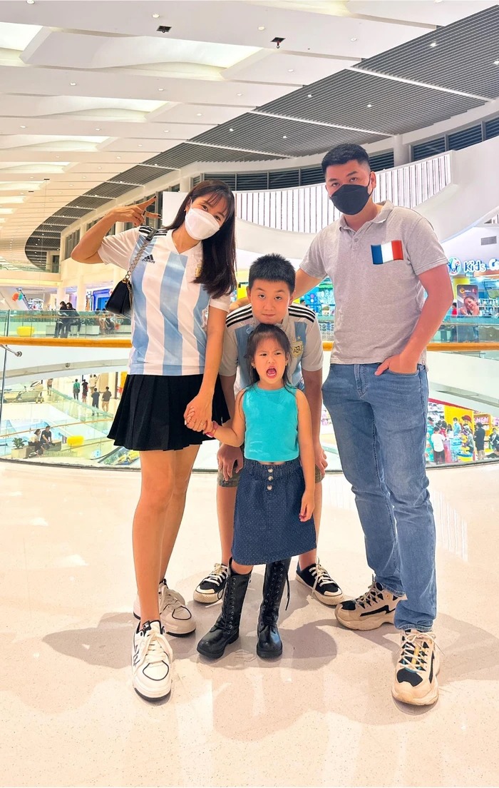 Mỗi khi có thời gian rảnh rỗi, vợ chồng nữ diễn viên thường cho các con đi chơi