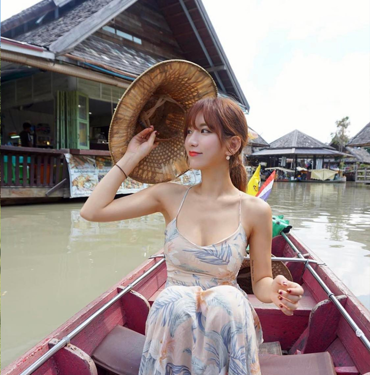 Nhiều người vô cùng ấn tượng với những đường cong quyến rũ của nữ nhân vật chính trong bức ảnh. Bởi vậy, cư dân mạng liền truy tìm danh tính của cô gái trẻ.