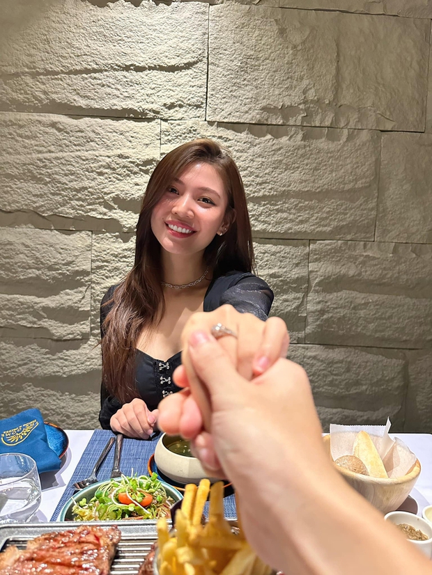 Chúng Huyền Thanh rạng rỡ khi hẹn hò cùng chồng trong dịp kỷ niệm 5 năm ngày cưới