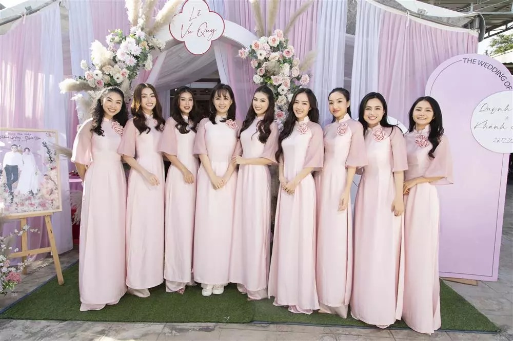 Mai Phương Thúy được khen tinh tế khi đi giày bệt.