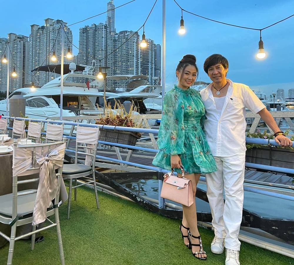 Hiện tại, cặp đôi chưa có con. Trên trang Facebook cá nhân, cả hai thường xuyên chia sẻ hình ảnh đi sự kiện và những khoảnh khắc đời thường bên nhau