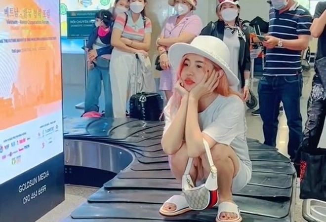 Cuối tháng 7, một trò lố khác gây náo loạn sân bay cũng được ghi nhận khi cô gái tên H.K.T. ngồi xổm lên băng chuyền hành lý tại sân bay Tân Sơn Nhất để quay clip TikTok.