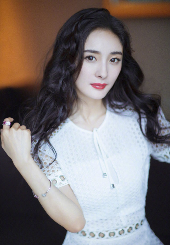 Nữ diễn viên hiện đã rời công ty quản lý Gia Hành từ tháng 10 để thành lập công ty riêng. 