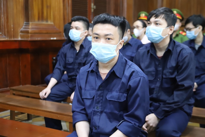 Bị cáo Nguyễn Thái Lĩnh (hàng thứ nhất) và Nguyễn Thái Lực (hàng thứ 3) tại tòa.