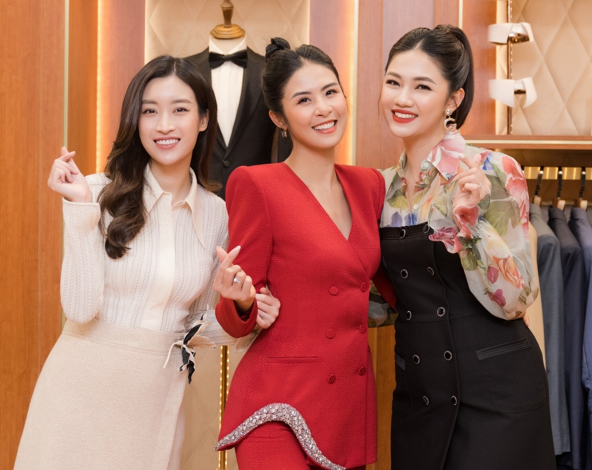 Ngọc Hân có dịp hội ngộ các chị em thân thiết sau lễ cưới.