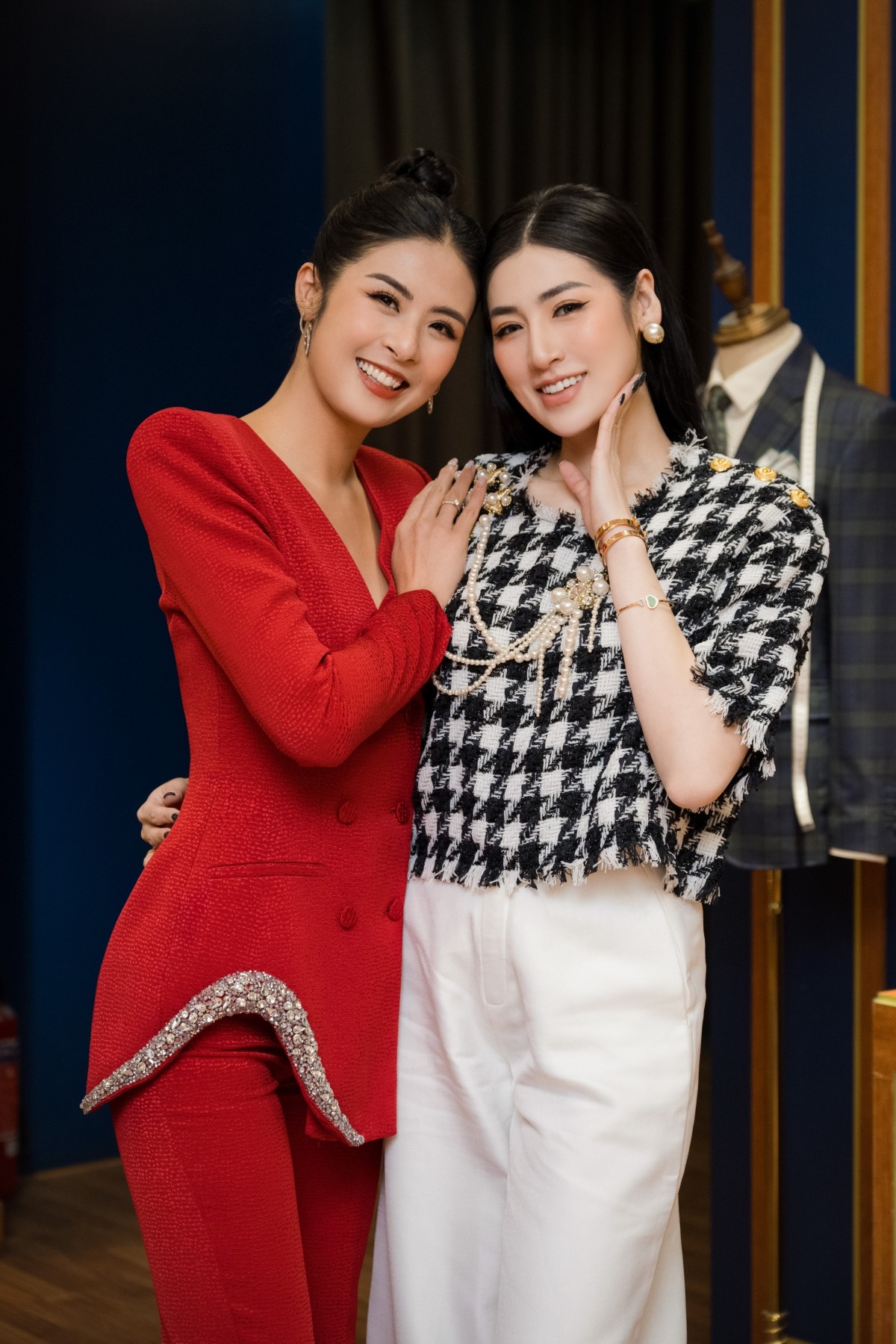 Ngọc Hân có dịp hội ngộ các chị em thân thiết sau lễ cưới.