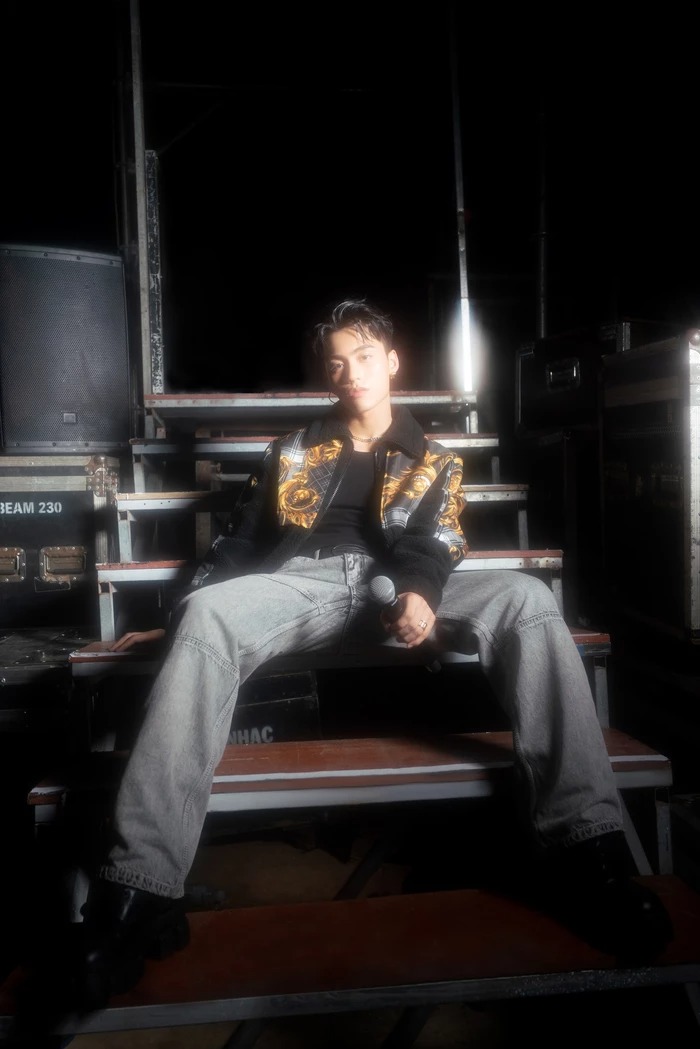 MONO tên thật là Nguyễn Việt Hoàng, sinh năm 2000