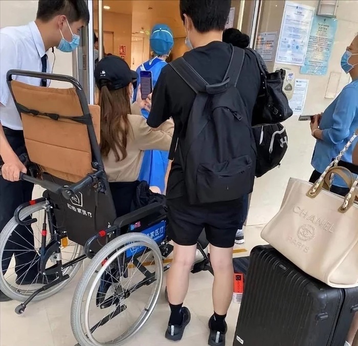 Thích Vy phải ngồi xe lăn sau khi sinh con vì chấn thương ở mắt cá chân.