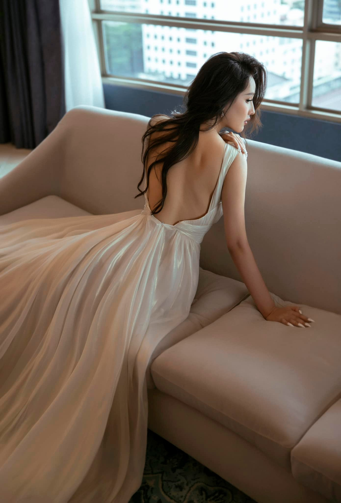 Hoa hậu Việt Nam 2006 xinh đẹp quyến rũ như một nàng công chúa. Từng chia sẻ rất nhiều về chuyện tình cảm, Mai Phương Thúy chỉ tiết lộ chưa muốn lập gia đình dù đã có bạn trai lâu năm và rất yêu chiều người đẹp.