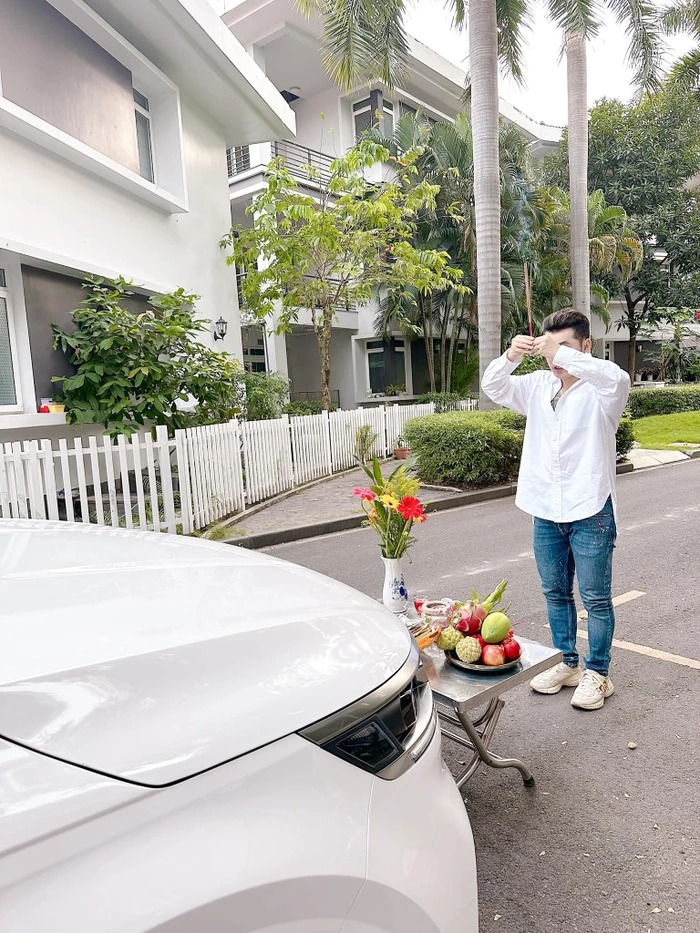 Anh làm lễ cúng cho chiếc xe mới