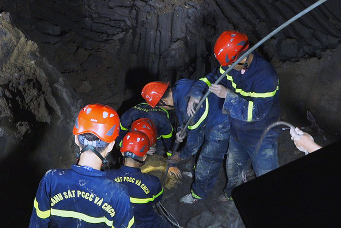 Lực lượng chức năng bom oxy, thả nước vào trụ bê tông. Ảnh: Công an Đồng Tháp