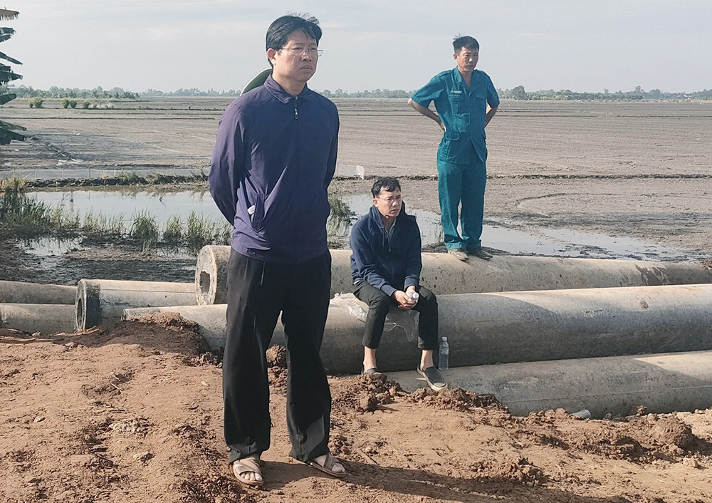 Phó Chủ tịch UBND tỉnh Đồng Tháp Huỳnh Minh Tuấn có mặt tại hiện trường vụ giải cứu bé trai rơi xuống trụ bê tông. Ảnh: A.N